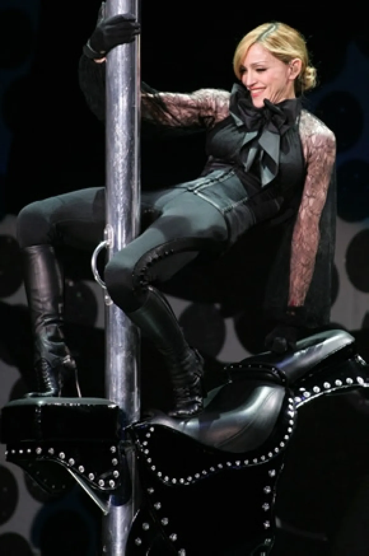 Madonna durante una presentación en su gira Hard Candy.