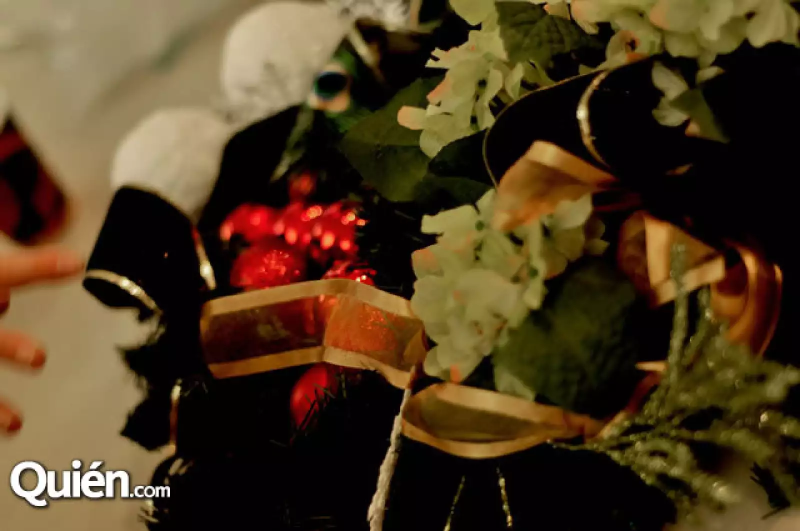 Esthela Villarreal da plática de decoración navideña