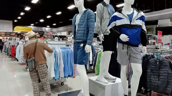 Mejora ligeramente la confianza del consumidor en febrero