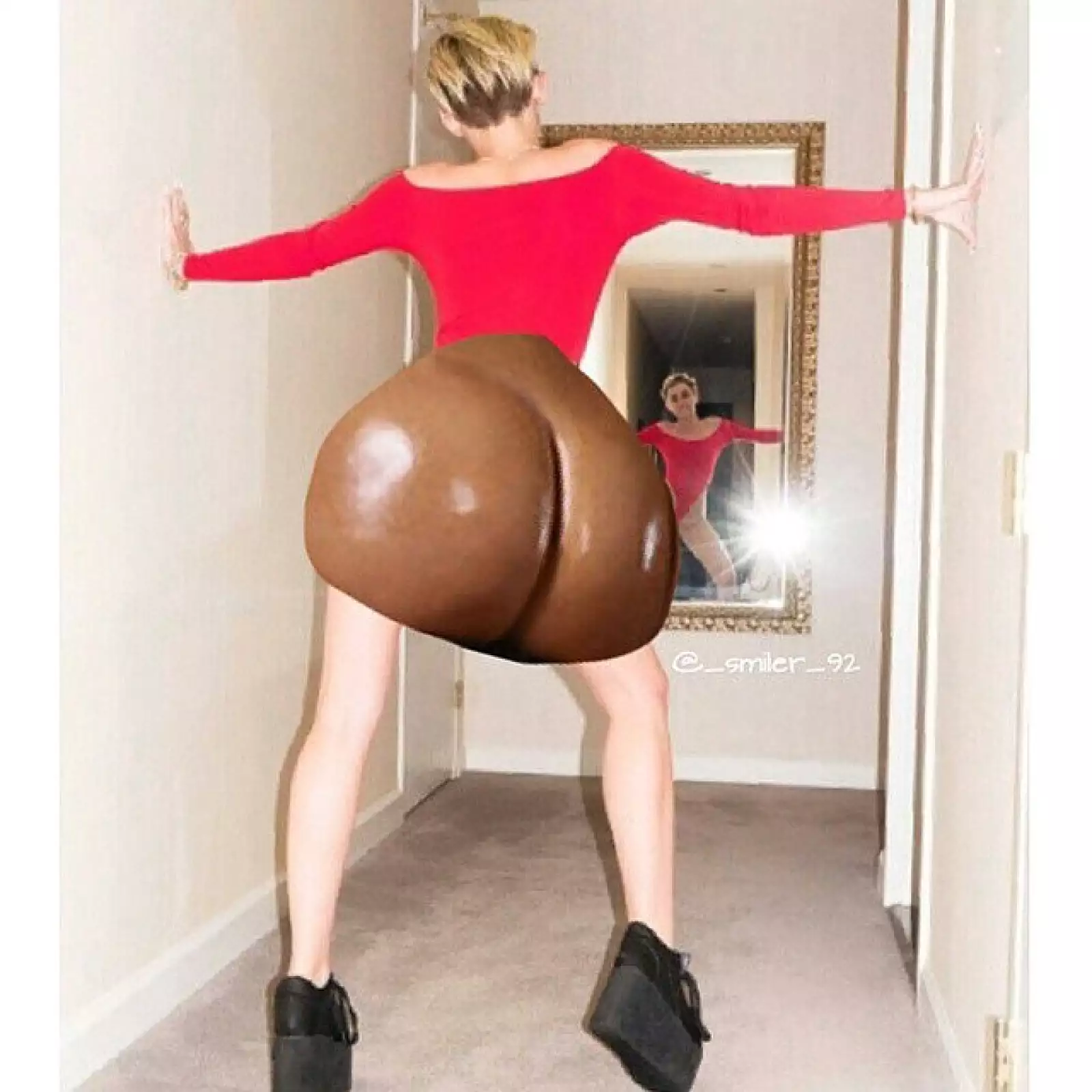 La artista con un trasero estilo Kim Kardashian.