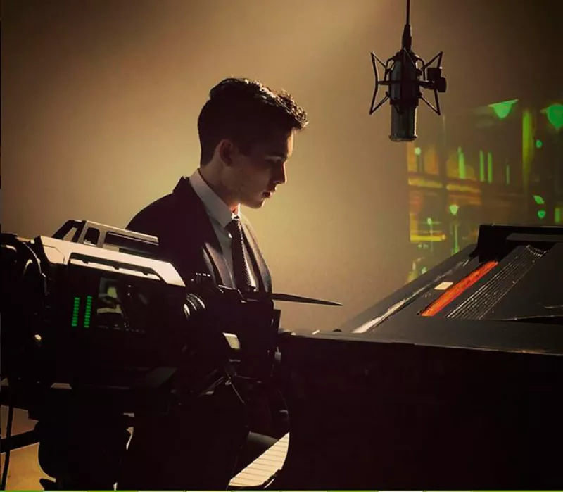 Sergio, de 17 años, filmó este lunes el clip de "Green Eyes", tema que formará parte de su primer disco, el cual, según informa el diario Reforma, estará listo a principios de 2016.