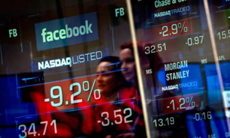 Las acciones de Facebook cerraron 4 dólares por debajo del precio de su OPI en su segundo día de cotización. (Foto: Cortesía CNNMoney.com)