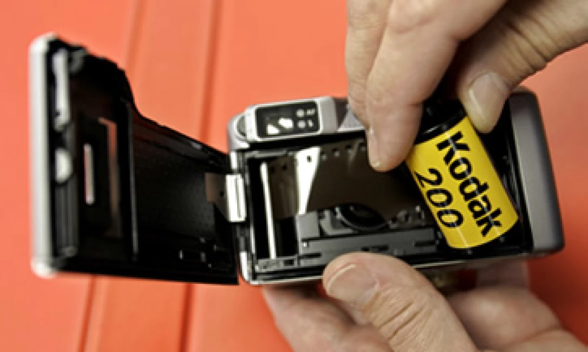 La firma dejó de producir el sistema analógico de fotografía en 2004. (Foto: AP)