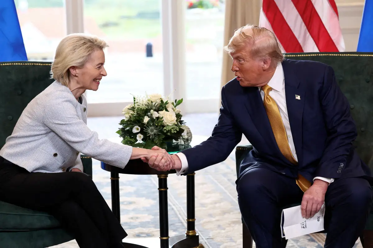 DEl presidente de los Estados Unidos, Donald Trump, estrecha la mano de la presidenta de la Comisión Europea, Ursula von der Leyen, tras el anuncio de un acuerdo comercial entre Estados Unidos y la UE, en Turnberry, Escocia, Gran Bretaña, el 27 de julio de 2025.