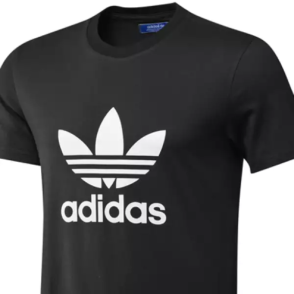 Adidas Originals privilegia el color negro en su colección primavera-verano.  Una camiseta en algodón es básica en el guardarropa.