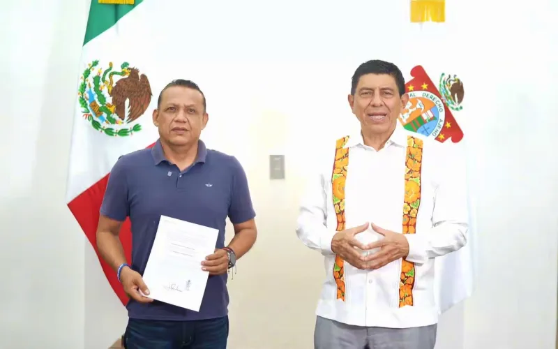 El gobernador Salomón Jara durante el anuncio de designación de Francisco Vásquez Jiménez como comisionado del Ayuntamiento de Juchitán, ambos aseguran que trabajarán por la paz en el municipio azotado por ola criminal.