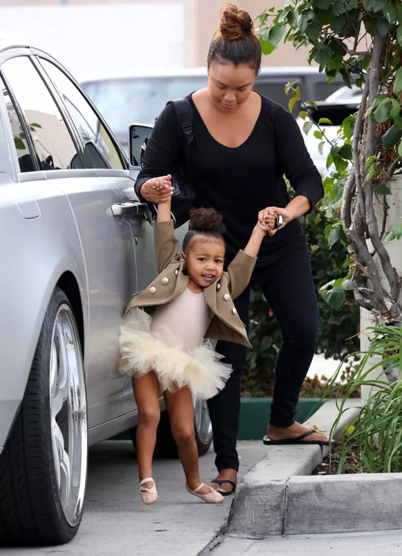 Incluso antes de que naciera, la hija de Kim y Kanye ha estado en el radar de los medios, por lo que a sus dos años ya sabe lidiar con el acoso de los fotógrafos.