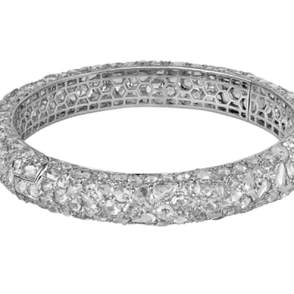 Este brazalete es fiel reflejo del estilo hindú.