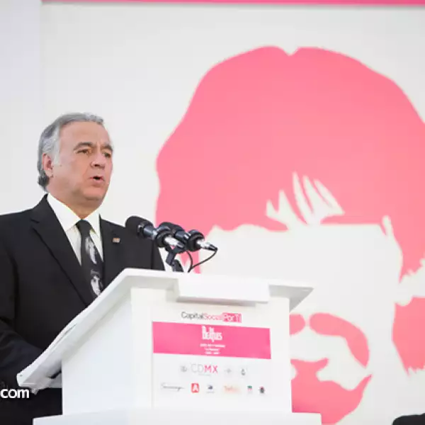 Miguel Ángel Torruco dando un discurso en la apertura.