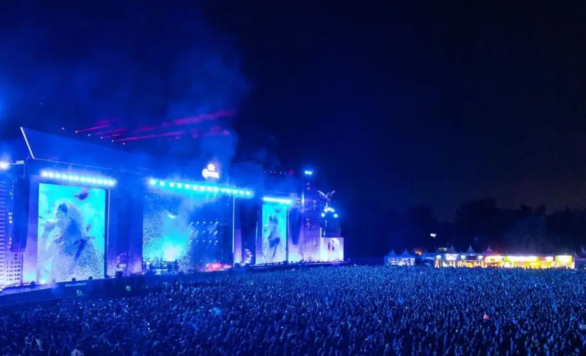 Foto del escenario principal del corona capital lleno de gente 