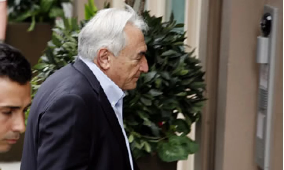 Dominique Strauss-Kahn regresa a su casa en el centro de Manhattan tras ser liberado del arresto domiciliario. (Foto: AP)