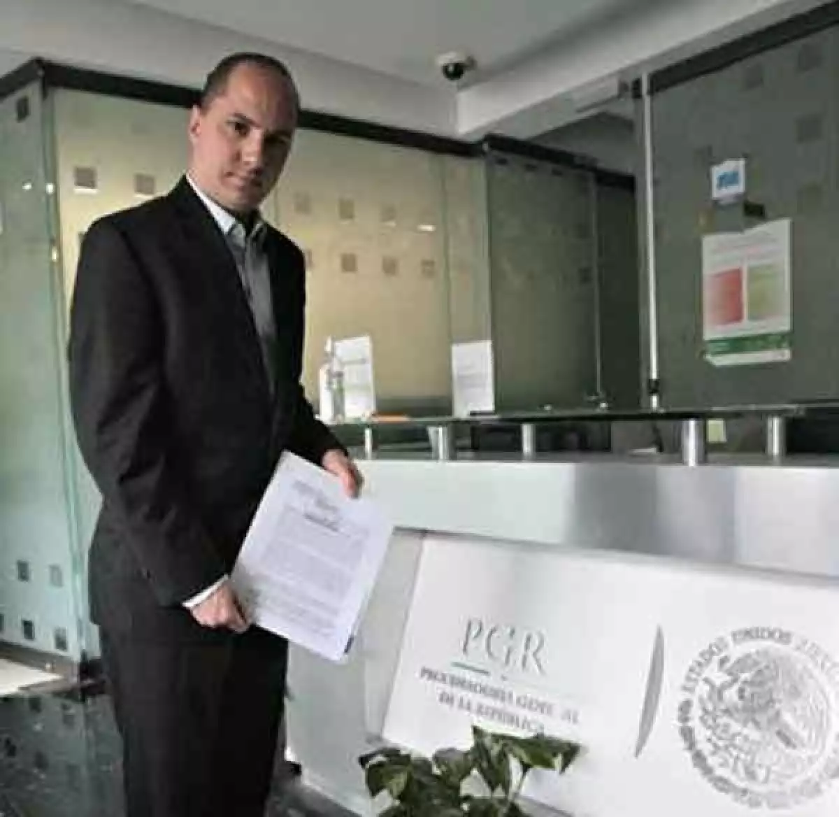 en contra del delegado de Prospera en #Veracruz, Alejandro Baquedano.