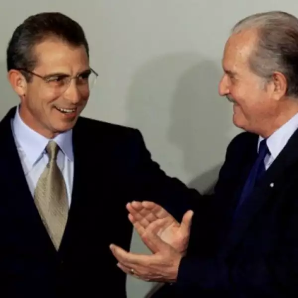 Carlos Fuentes, acompañado de su esposa, Silvia Fuentes, llegando a una ceremonia en Río de Janeiro en donde el escritor recibió un reconocimiento por sus logros en el campo de la literatura en 1999.