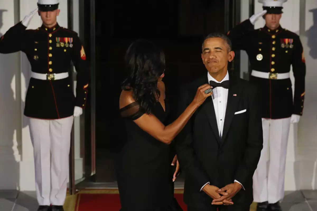 En la cena de gala para recibir a los mandatarios chinos, la esposa del presidente de Estados Unidos mostró lo mucho que cuida el look de su esposo.