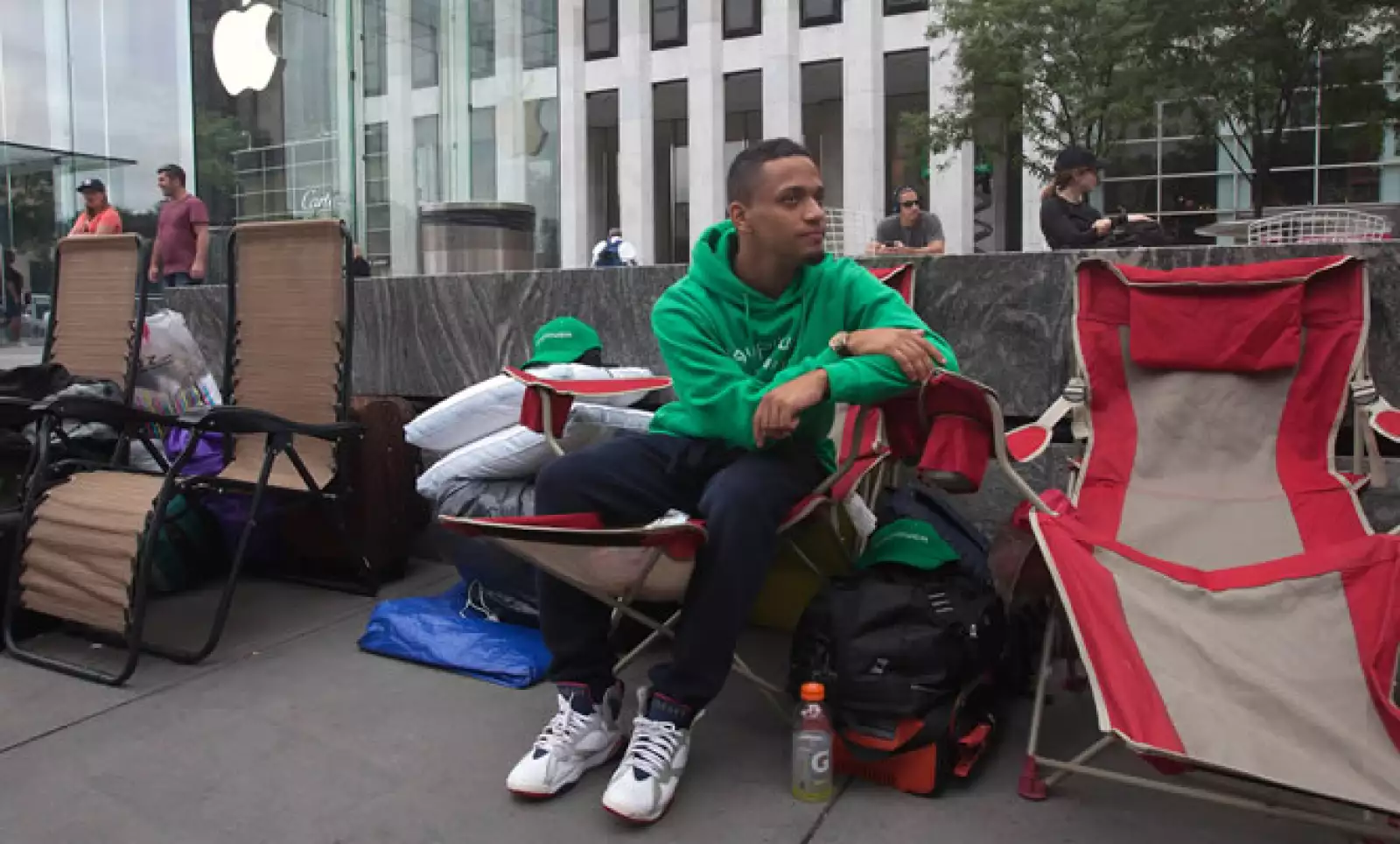 Algunos clientes se formaron en las tiendas desde la noche para comprar los productos que anuncie este martes la compañía, entre los cuales también podría estar el reloj inteligente iWatch.