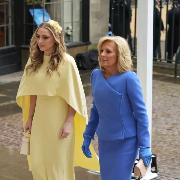 Jill Biden y su nieta Finnegan Biden en la coronación de Carlos III