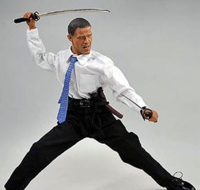 Una empresa japonesa le ha entrado a la ‘Obamanía’ y ha lanzado un juguete con la imagen del nuevo presidente de Estados Unidos. El muñeco viene en diferentes versiones.