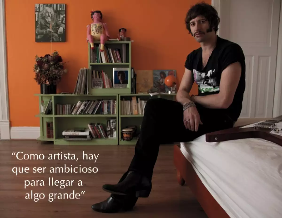 Su paso por la música no ha sido sencillo, sin embargo sigue picando piedra y ha ganado el reconocimiento de su público.