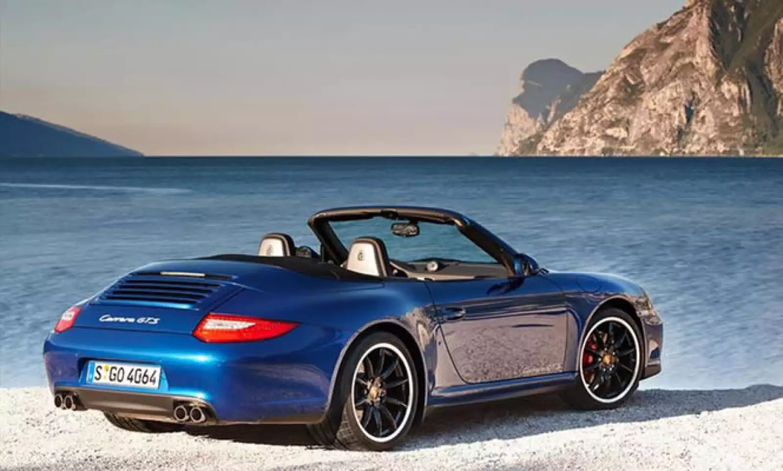 El 911 Carrera GTS, único dentro de la familia del Carrera, combina la carrocería del Carrera 4 y los modelos con tracción integral, la cual es 44 milímetros más amplia, una mayor distancia entre las ruedas y tracción trasera.