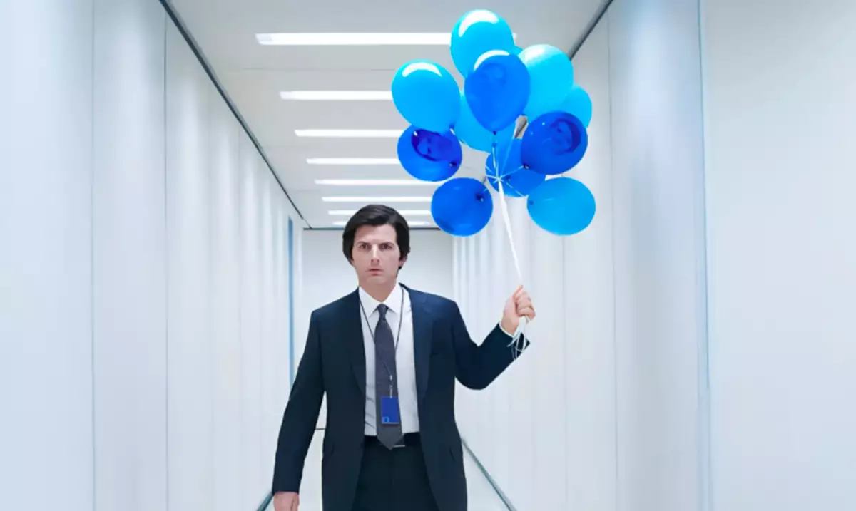 Foto de Adam Scott, como Mark -personaje de Severance- caminando por un pasillo blanco y sosteniendo un racimo de globos en la mano.