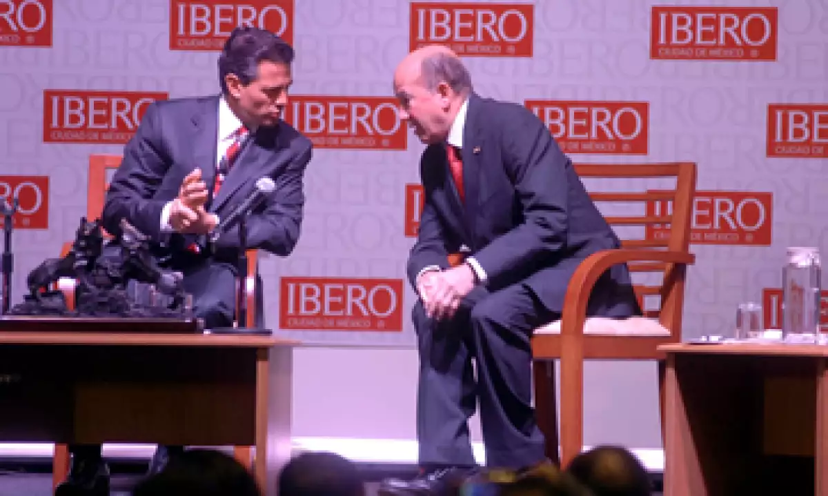 El candidato presidencial Enrique Peña Nieto y el rector de la Universidad Iberoamericana, José Morales, durante su visita a esta institución educativa. (Foto: Notimex)