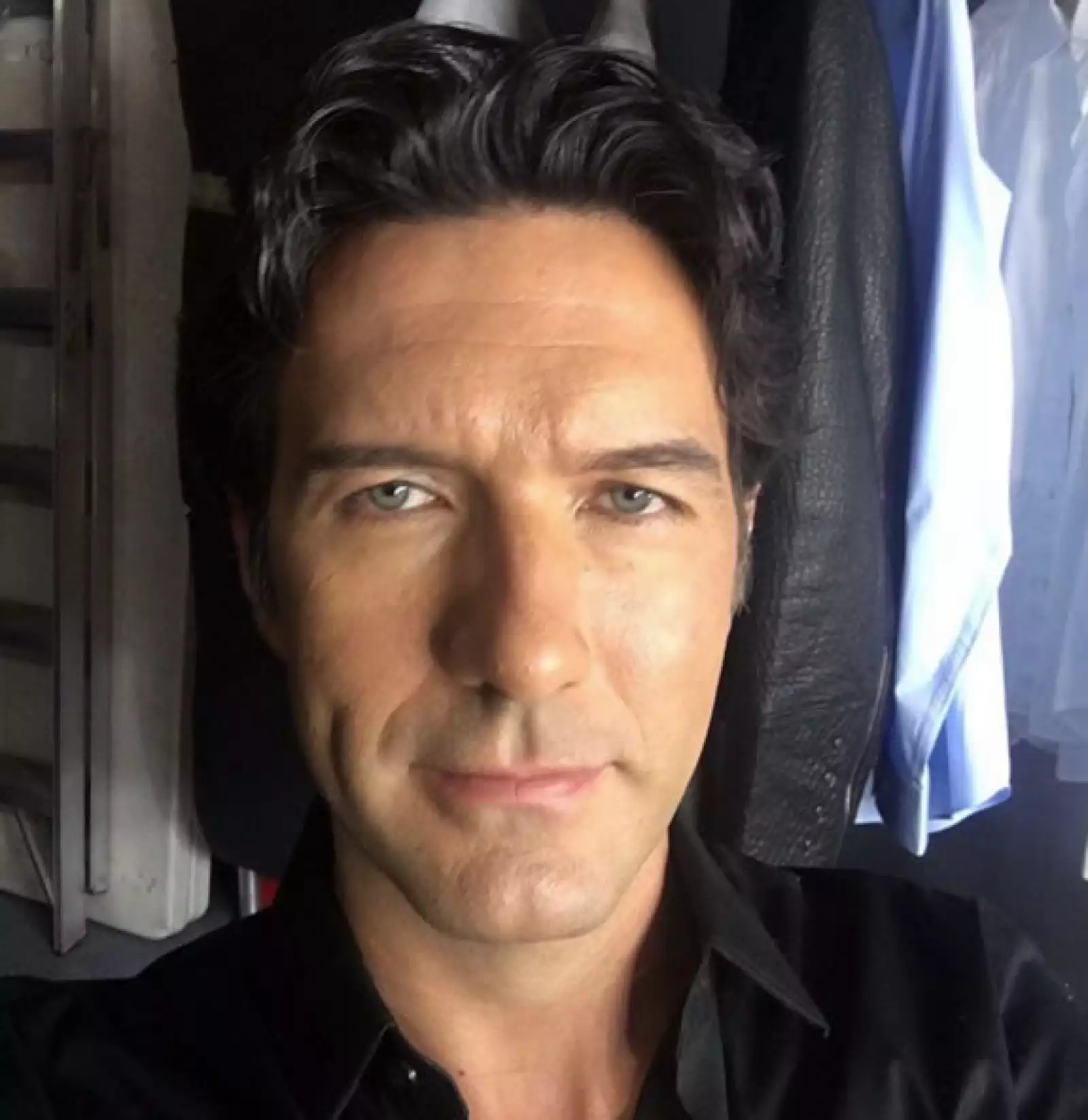 Está casado con Sandra Echeverría.