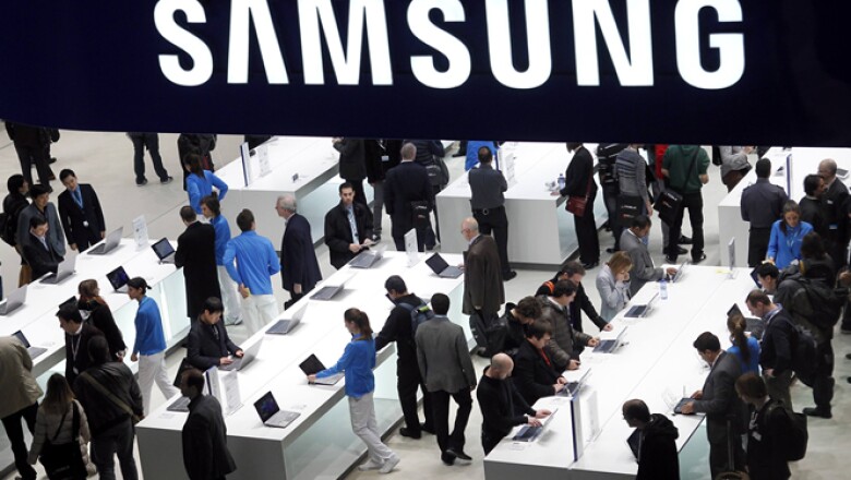 En el Congreso Mundial Móvil en España, la surcoreana Samsung colocó un stand para que los asistentes prueben sus dispositivos.