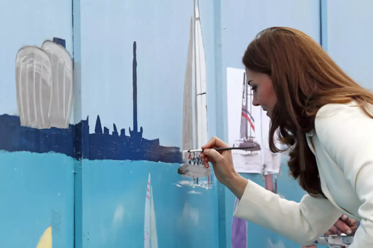 Kate colaboró agregando algunos detalles a la pintura mural alusiva a la carrera de barcos que habrá en la localidad.