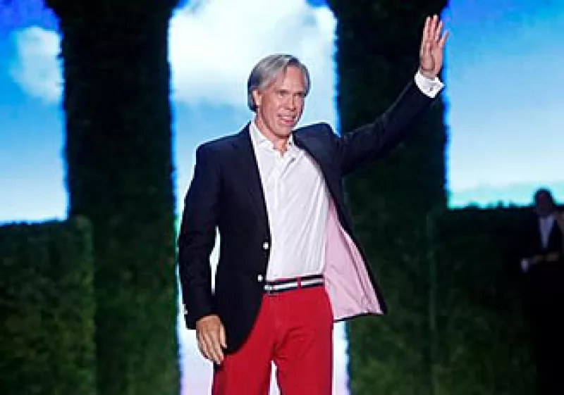 Tommy Hilfiger saluda durante la presentación de su colección primavera 2011 en la semana de la moda de Nueva York. (Foto: AP)