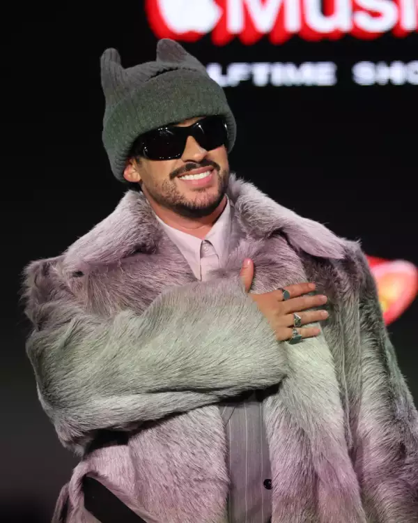 Bad Bunny durante el press day del Super Bowl LX