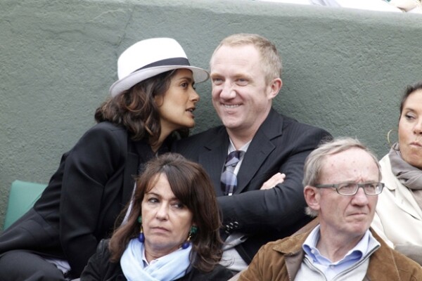 Las ocurrencias e irreverencia de Salma y el asombro de Henri ante su esposa, los hacen la pareja perfecta.