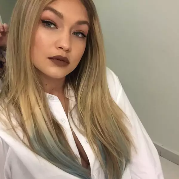 La modelo Gigi Hadid presumió puntas azules y unos cat eyes muy cautivadores.