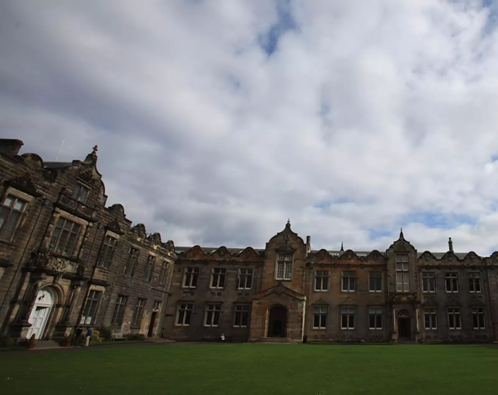 St. Andrews no es sólo conocida como la cuna del golf,  también es la sede la universidad más antigua de Escocia y una de las mejores universidades de Gran Bretaña. Fue fundada en 1413 y domina el ...