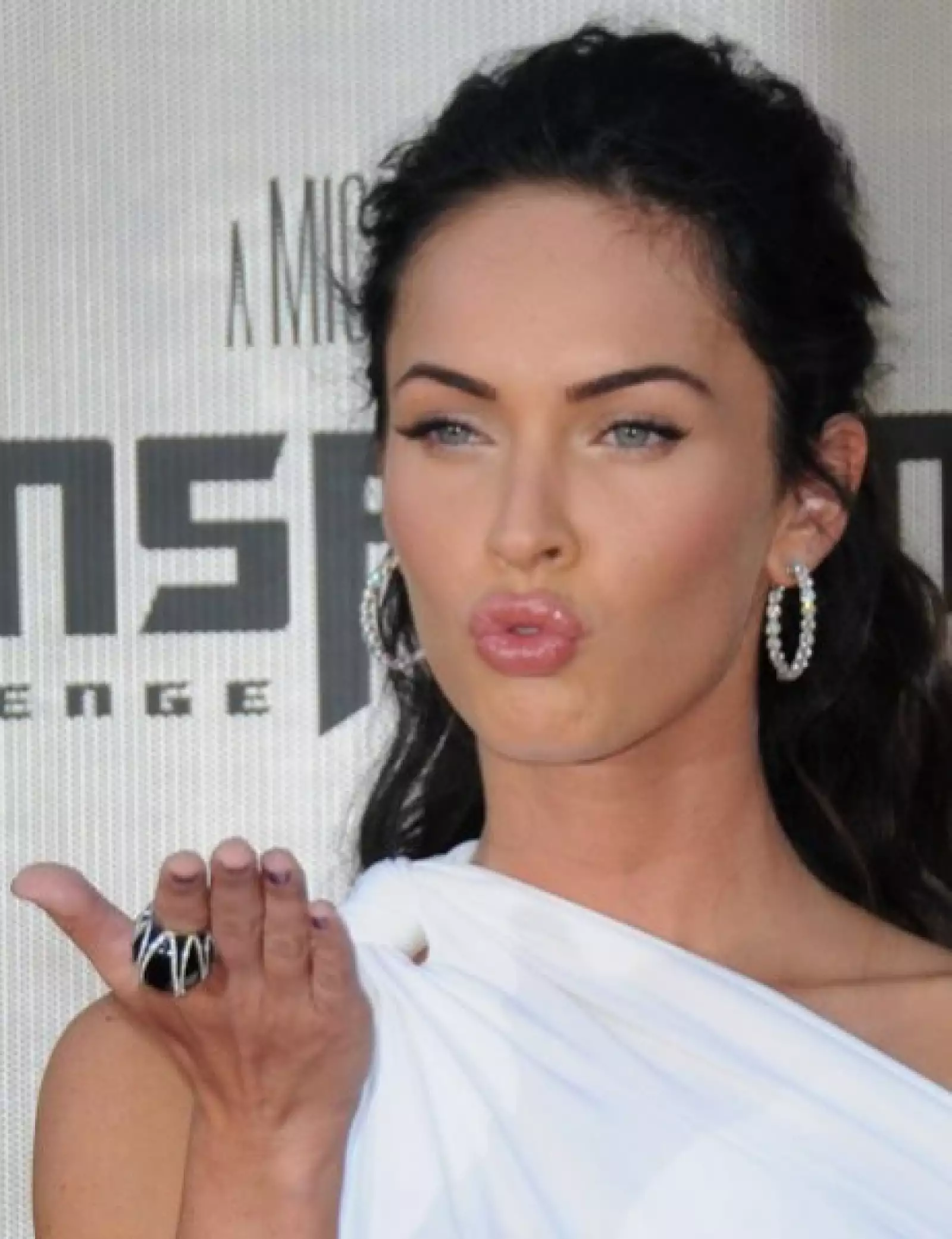 La actriz es fanática de mandar besos y "enseñar la lengua".