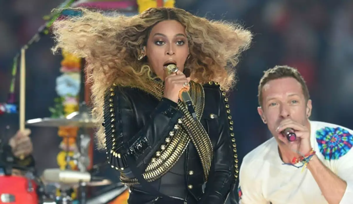 Además de lograr impresionar en el halftime show del evento deportivo, Queen B también logró impactar con su joyería y outfit en honor a Michael Jackson.