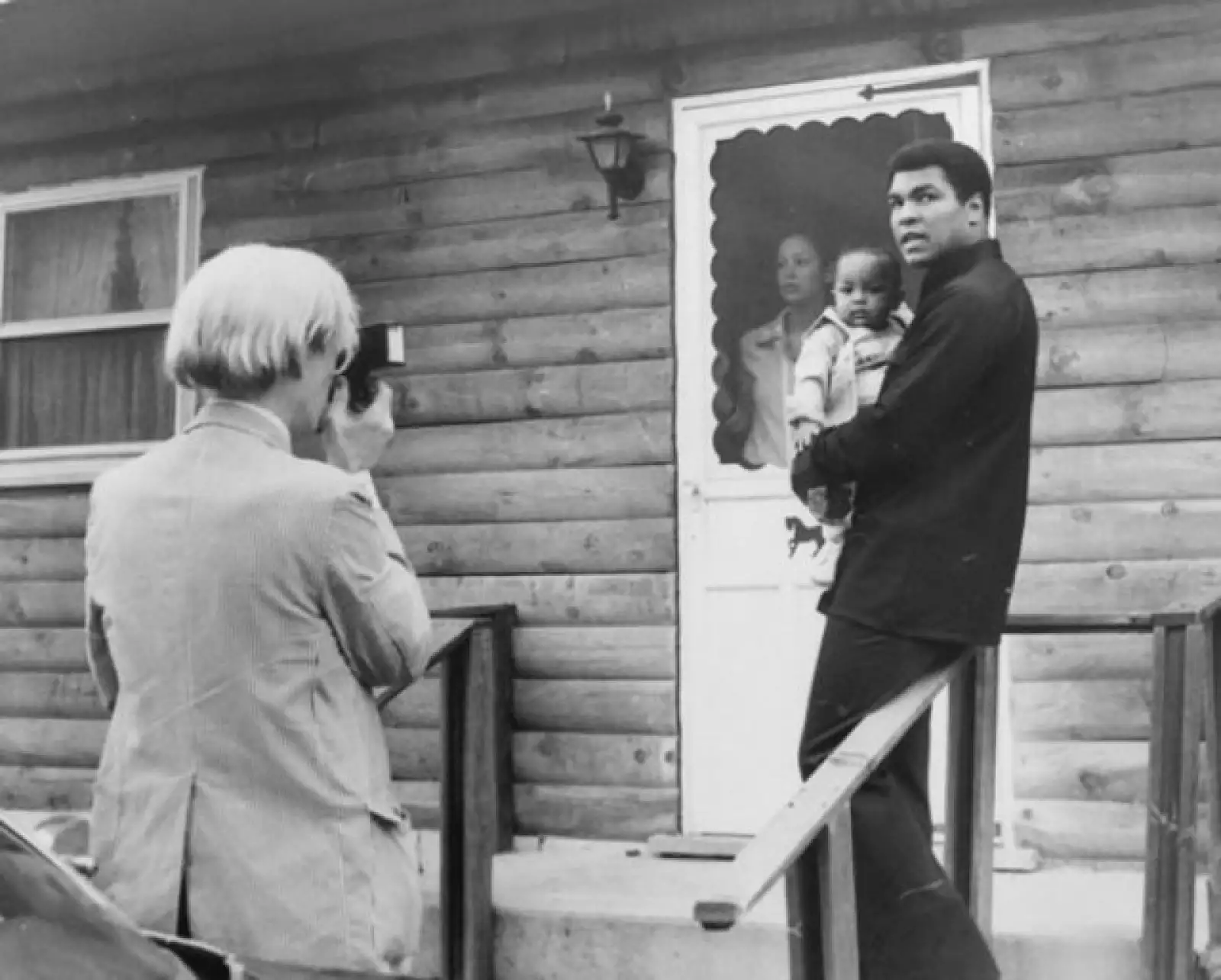 El artista fotografiando al boxeador Muhammad Ali y su primogénita, Hanna y esposa Verónica, en el campo de entrenamiento de Ali en Deer Lake, en 1977.