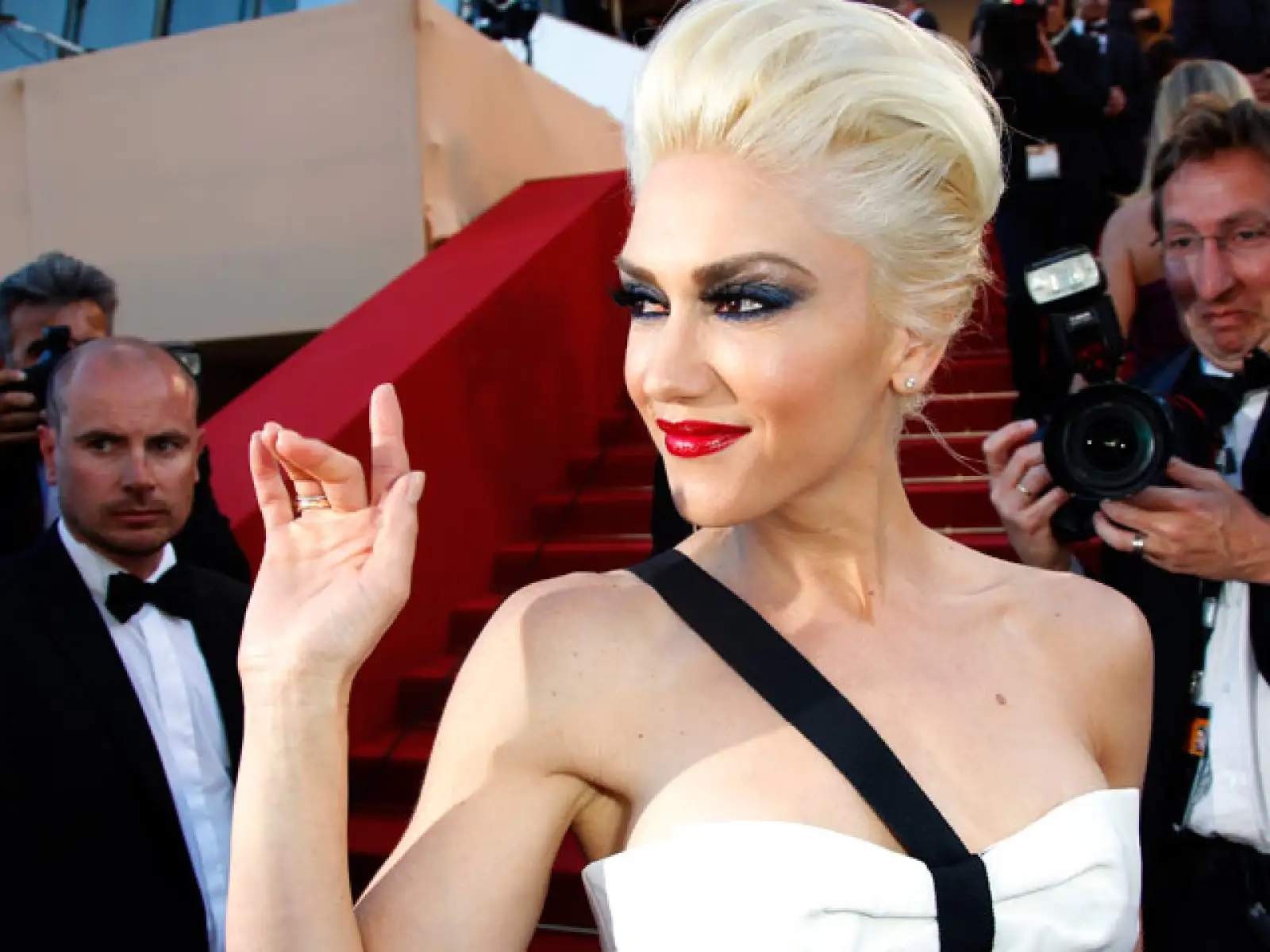 Gwen Stefani trabajó durante su adolescencia en una tienda comercial como parte del personal de intendencia, hoy es cantante, compositora, diseñadora de moda y actriz.