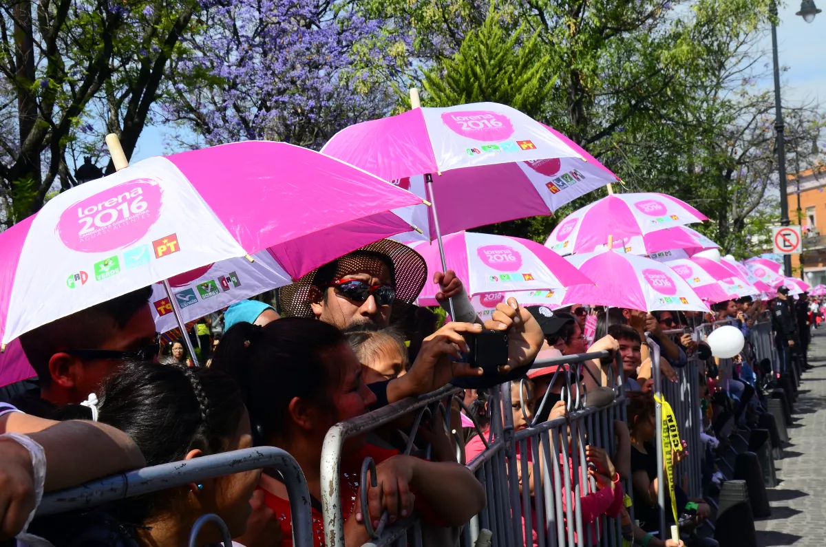 El equipo de campaña de la candidata Lorena Martínez aprovechó el contexto de la Feria de San Marcos para repartir sombrillas a los asistentes.