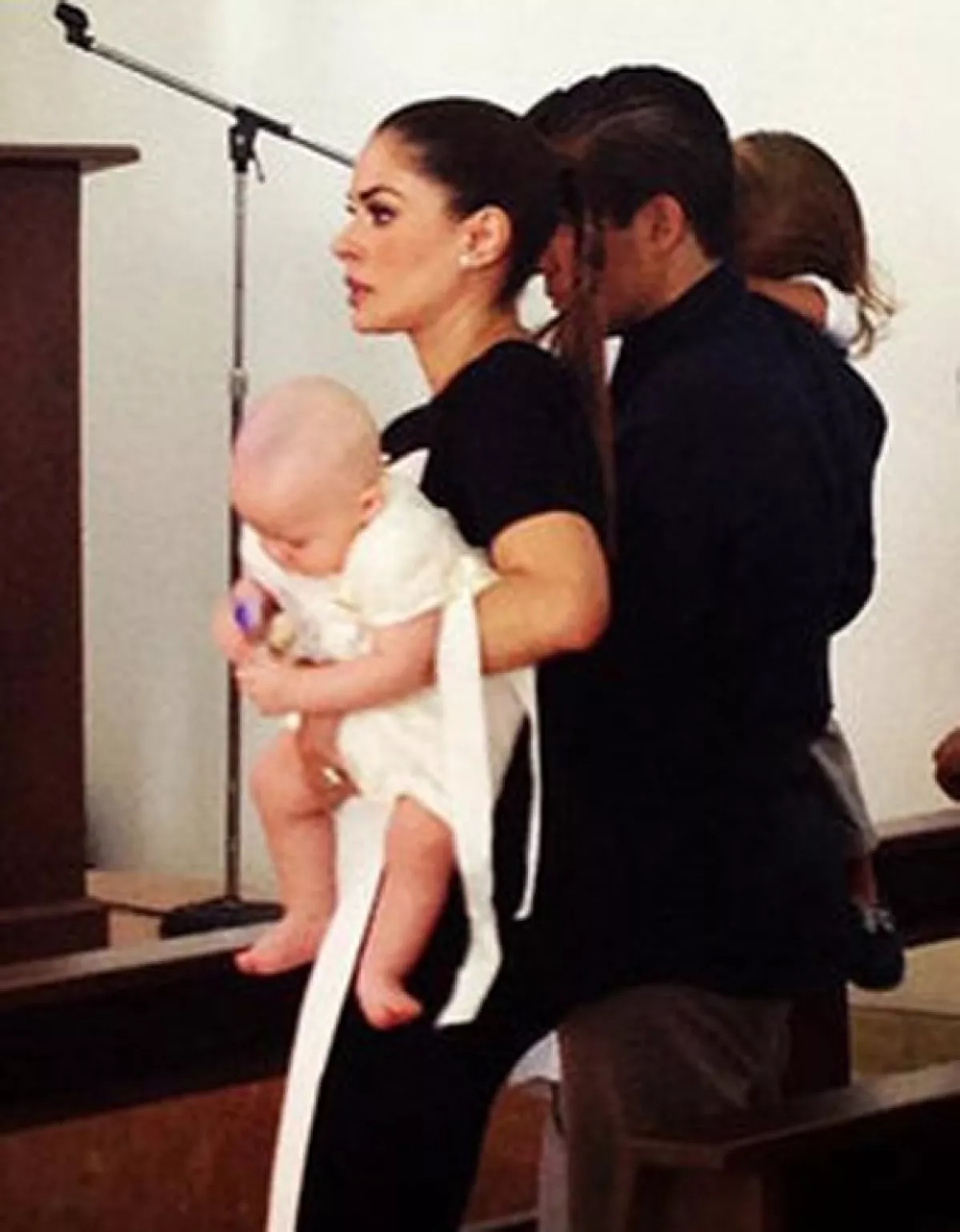 Galilea y su esposo Fernando bautizando a su hijo Mateo.