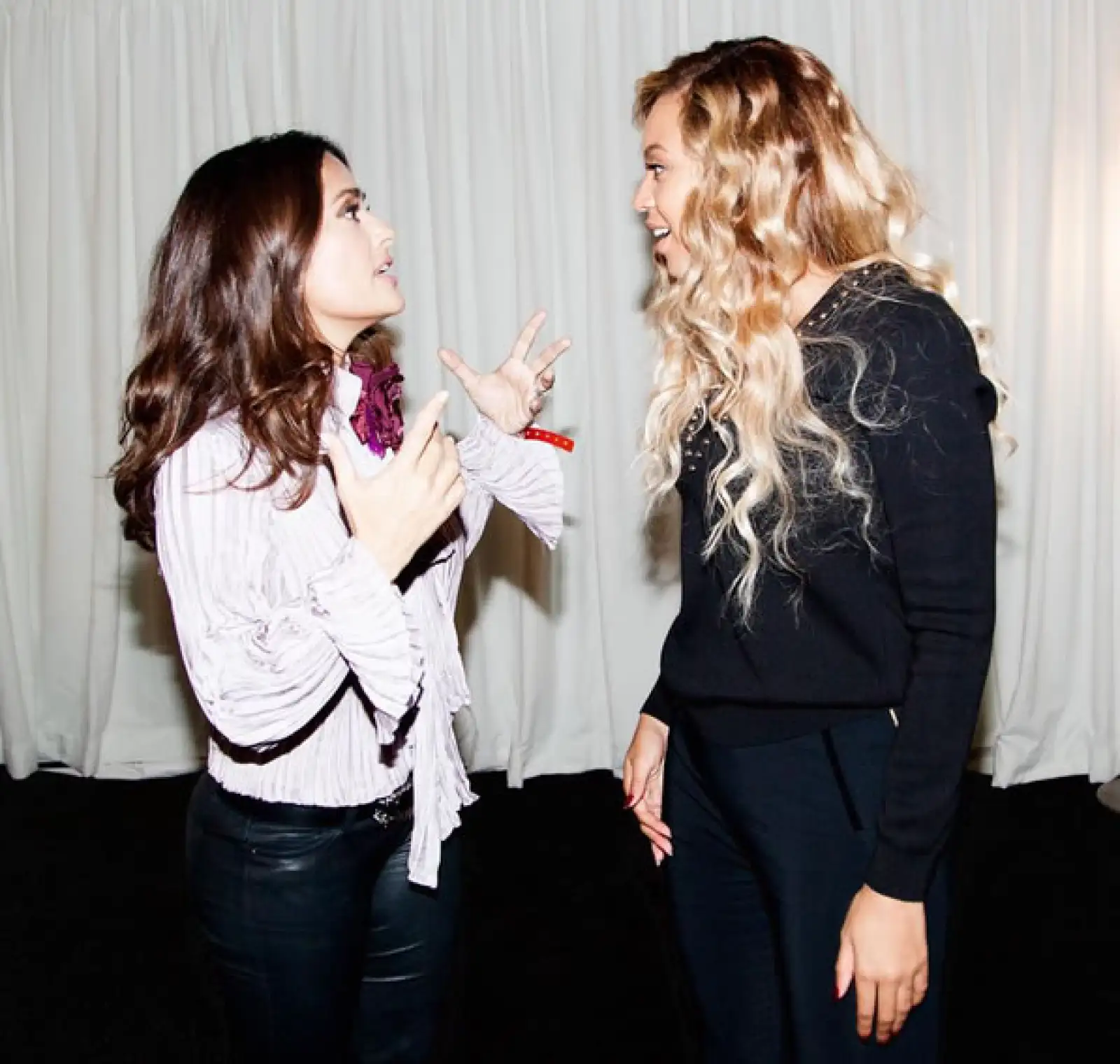 ¿Más concentradas en su plática? ¡Imposible! Salma Hayek subió una foto en la que nos presume su relación con Beyoncé.