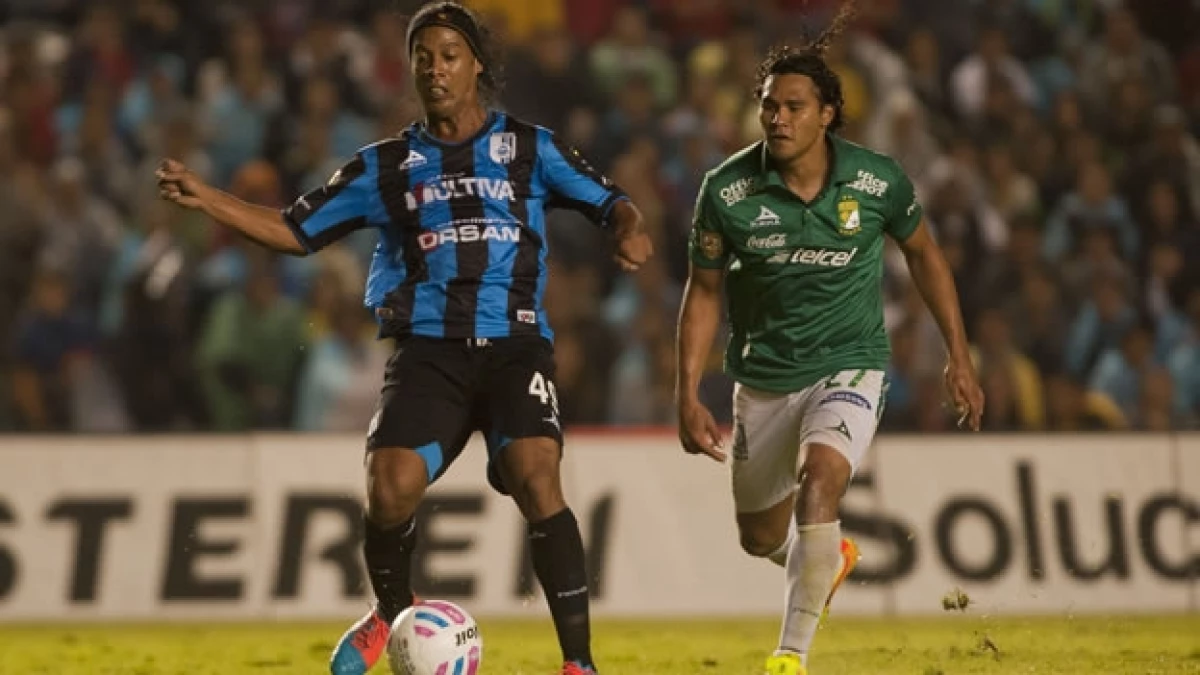 Ronaldinho conduce el balón pero sus pases no pudieron marcar la diferencia ante un León que sacó las garras en Querétaro