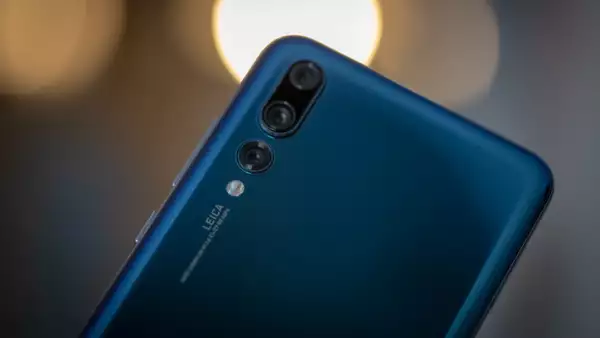 Smartphone Huawei P20 Pro in blue colour.