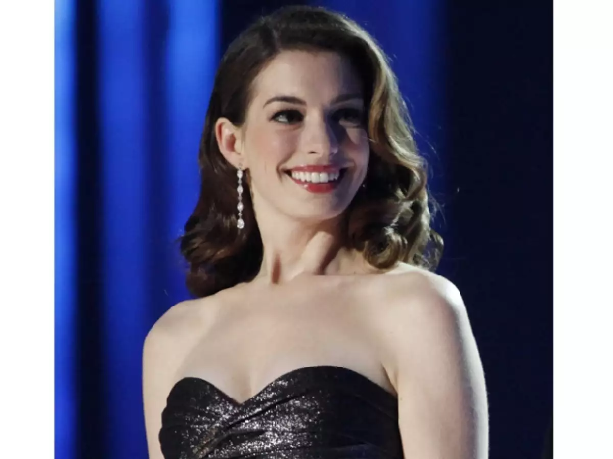 Anne Hathaway lució un peinado muy elegante para el concierto en honor al premio Nobel de la Paz.