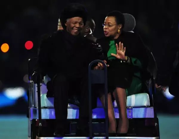 En el Mundial de Sudáfrica 2010 con su esposa Graca Machel.
