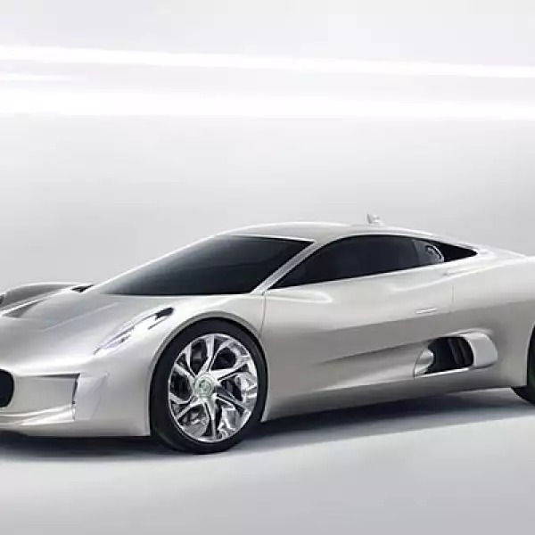 Jaguar conmemora en el Salón de París 2010 sus 75 años de existencia con la revelación de un vehículo conceptual denominado C-X75, un súper deportivo biplaza eléctrico de rango extendido. El vehículo es capaz de acelerar de 0 a 100 km/h en 3.4 segundos y 