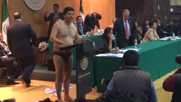 el diputado del PRD Antonio García Conejo, medio hermano de Silvano Aureoles, presentaba su reserva, cuando sorpresivamente se despojo de su ropa.