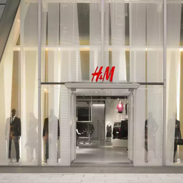 La primera tienda de la firma se abrió en el barrio de Ginza en 2008; actualmente tienen 15 establecimientos, que facturaron poco más de 230 mdd en 2011.