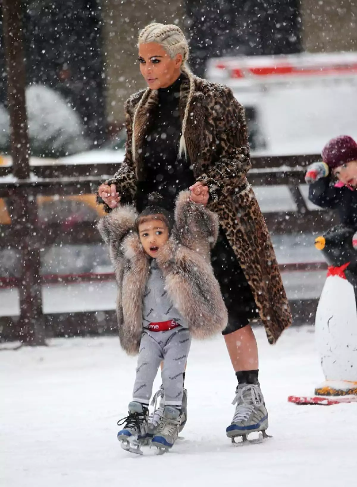 La estrella televisiva no se separó de su hija en ningún momento.