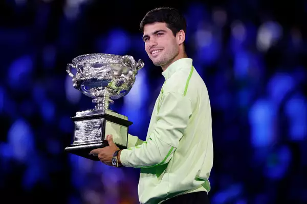 Foto de Carlos Alcaraz sosteniendo su trofeo del Abierto de Australia