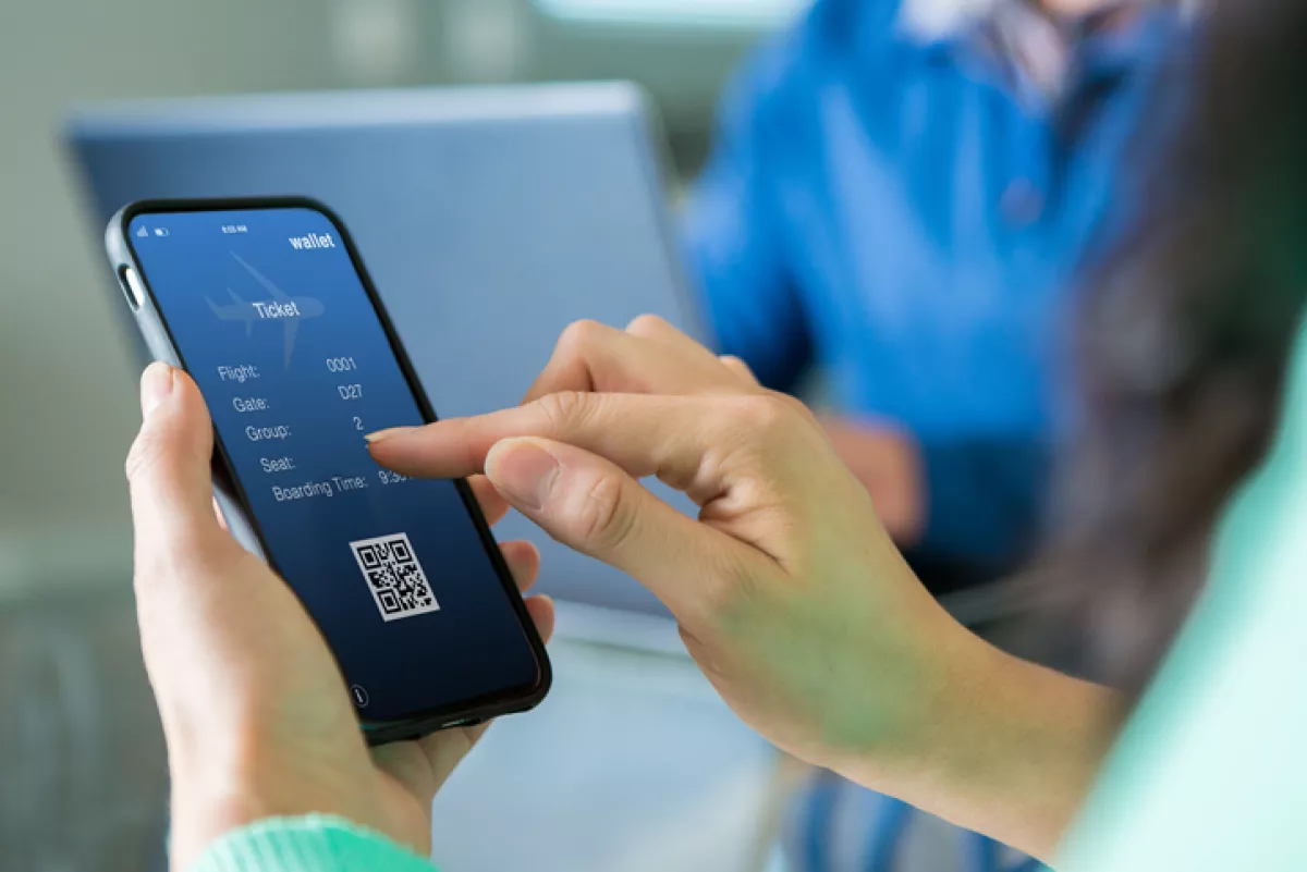 La mujer usa un teléfono inteligente para reservar una reserva de viaje